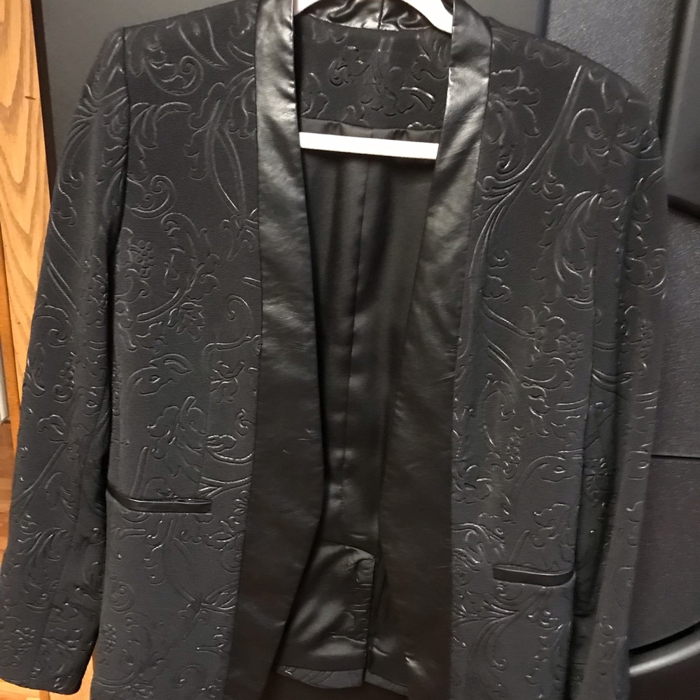 Stretchy suiting decorative fabric gives sartorial polish to this blazer